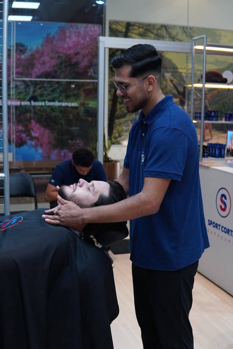 Barbeiro cortando cabelo na Sport Cortes Barbearia